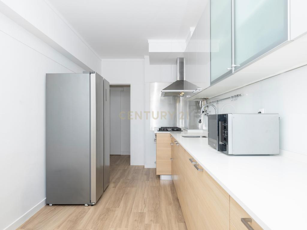 Apartamento T1 + Escritório totalmente remodelado - Image 15