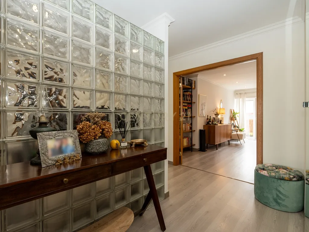 * ESPECTACULAR APARTAMENTO NO CENTRO DE MAFRA, COM VARANDA E PARQUEAMENTO * - Image 2