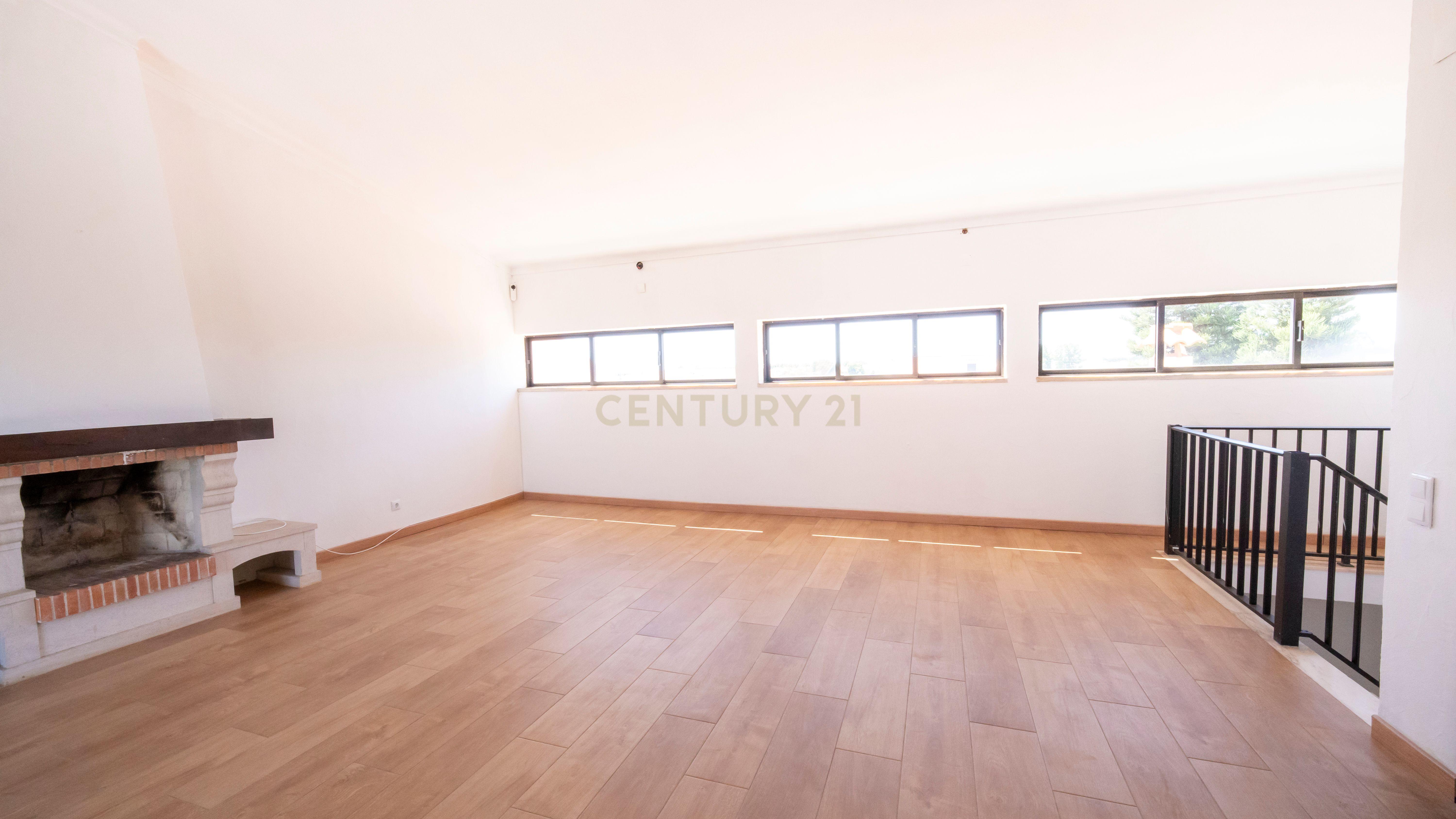 Fotografia 11 de Moradia T5 com piscina e áreas generosas em Benfica do Ribatejo