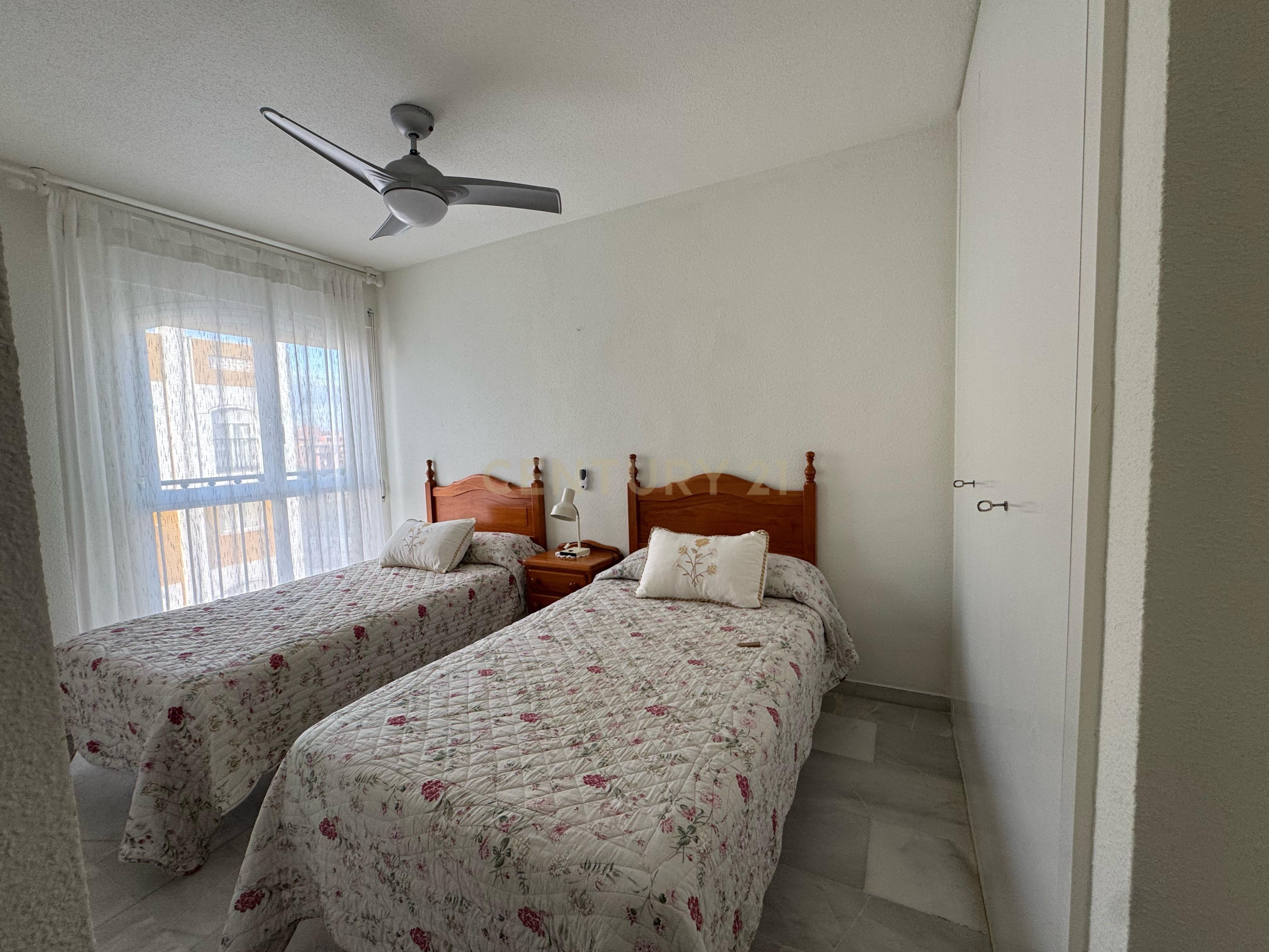 Apartamento Renovado em Málaga com Vista para a Montanha - Image 4