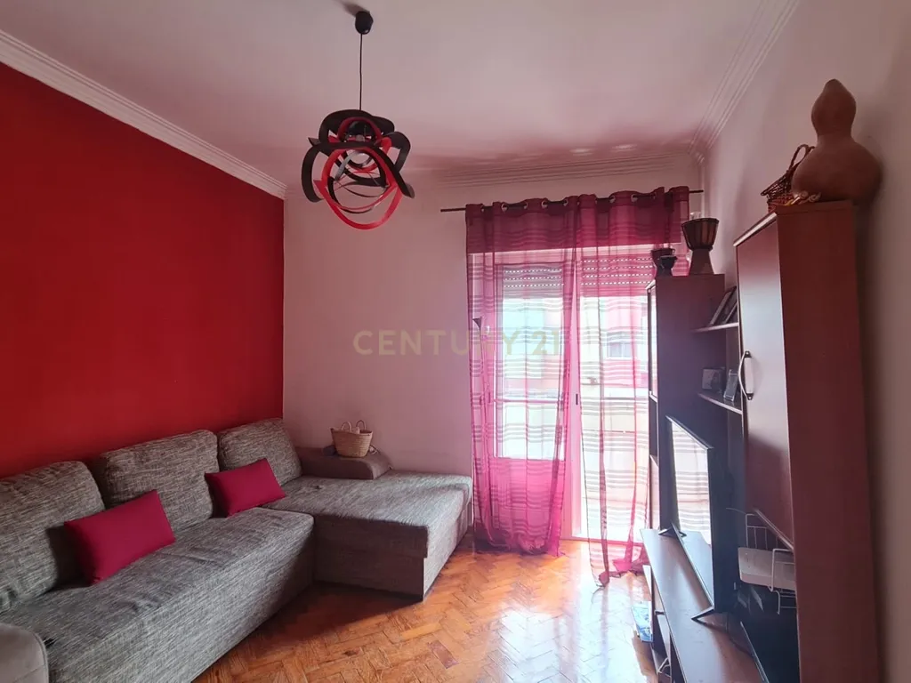 Apartamento T3 com 82m² na Amadora – Excelente Estado e Localização Privilegiada - Image 2