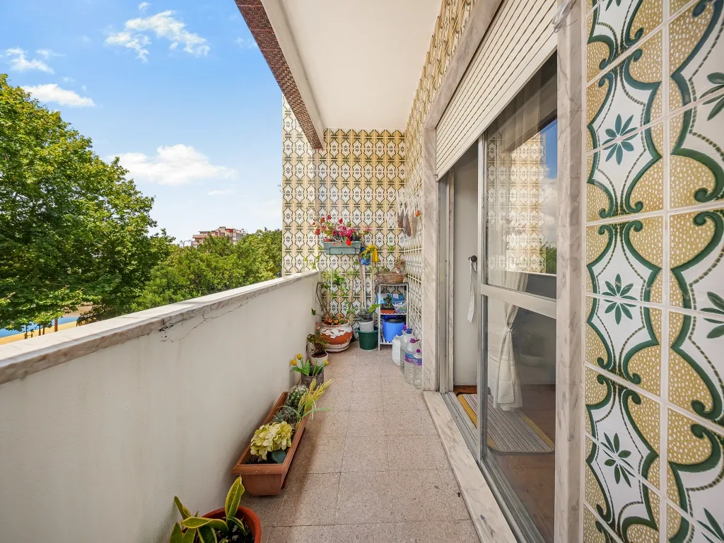 Apartamento T2 com Duas Varandas e Excelente Localização - Image 20