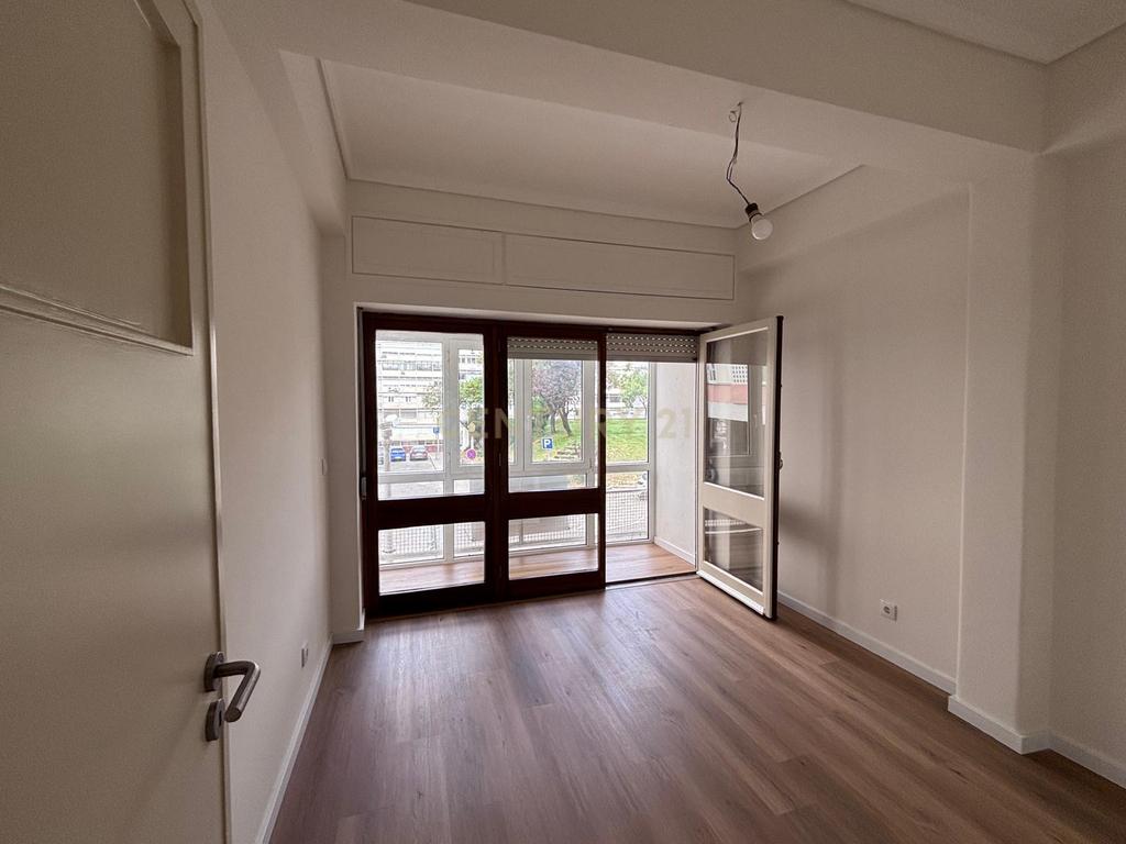 T3+1 Remodelado totalmente com excelentes áreas na carismática e tradicional zona da Estrela - Image 5