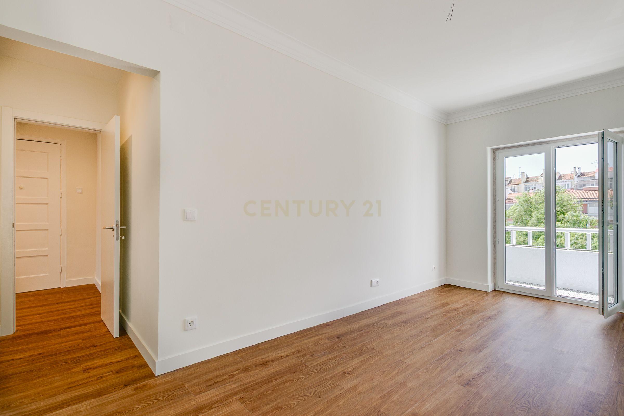Apartamento T2 Remodelado em São Domingos de Benfica, Lisboa - Image 8