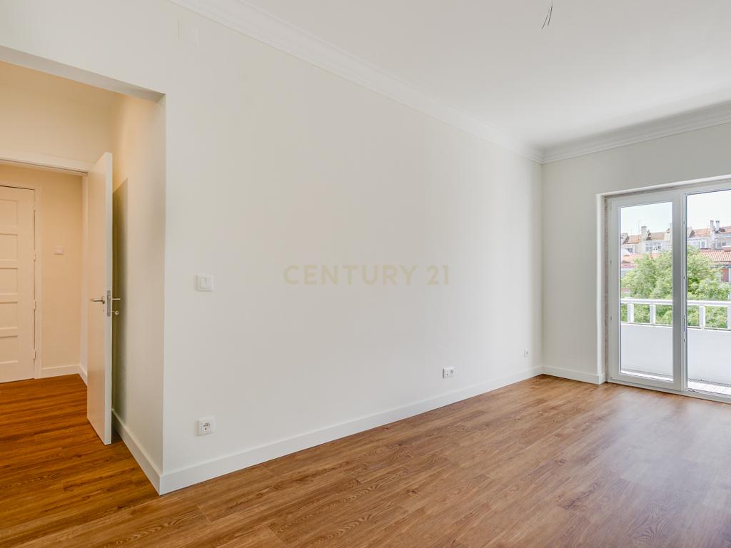 Apartamento T2 Remodelado em São Domingos de Benfica, Lisboa - Image 8