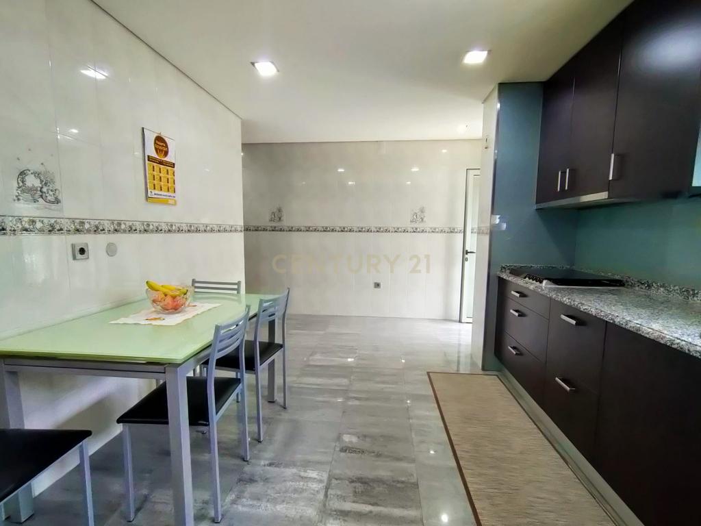 Apartamento T3 com Terraço e Vista na Póvoa de Varzim - Image 1