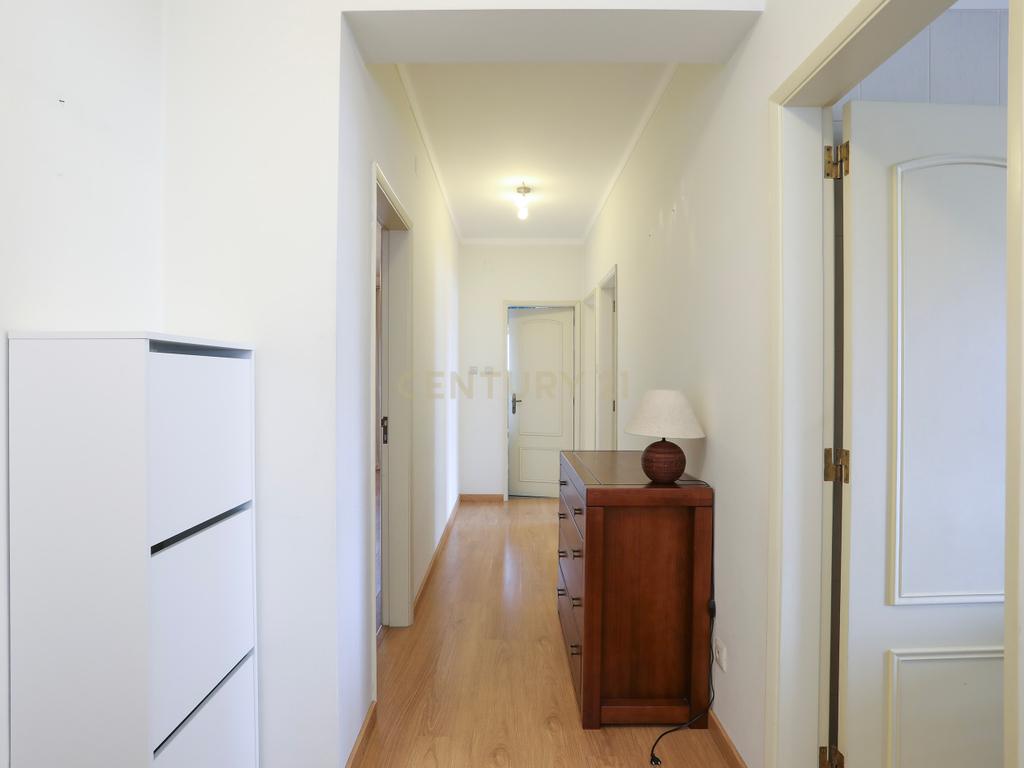 Apartamento T2 para Arrendamento com Garagem e Varanda- Arroja, Odivelas - Image 4