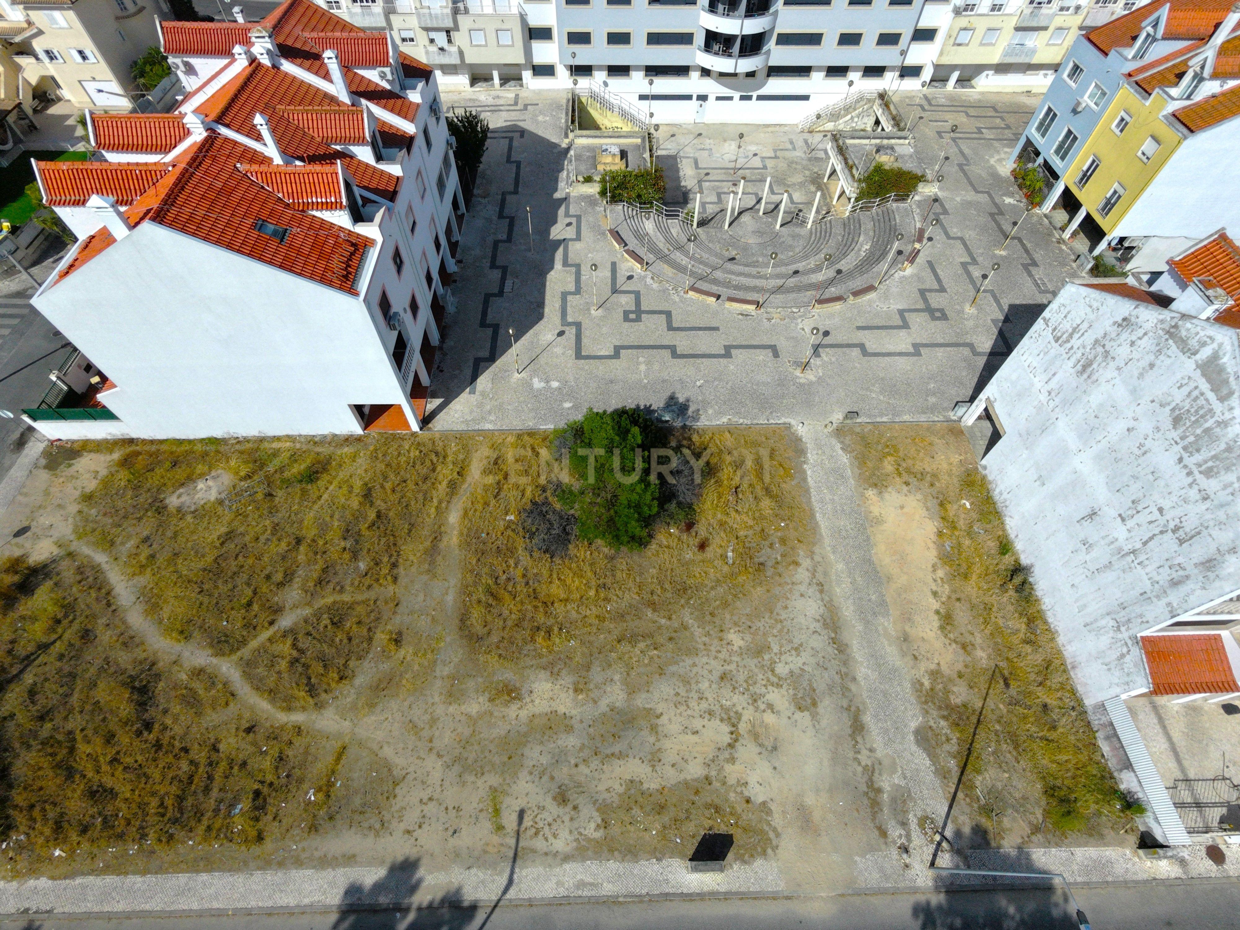 Fotografia 4 de Terreno Urbano para Construção de Moradia T4 com Loja - Sobreda, Almada