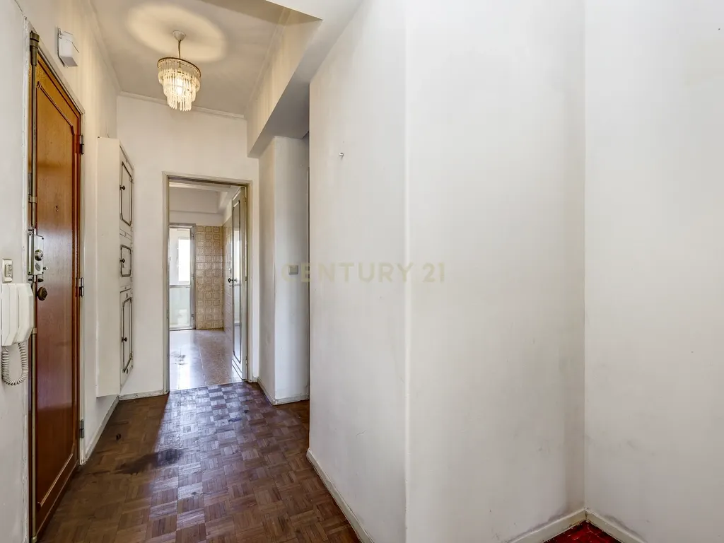 Apartamento T4 com 129 m² e estacionamento — Calçada do Tojal, oportunidade para remodelação total - Image 9