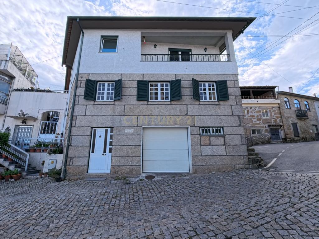 Moradia T3 com garagem e varandas em Fragosela - Viseu - Image 1