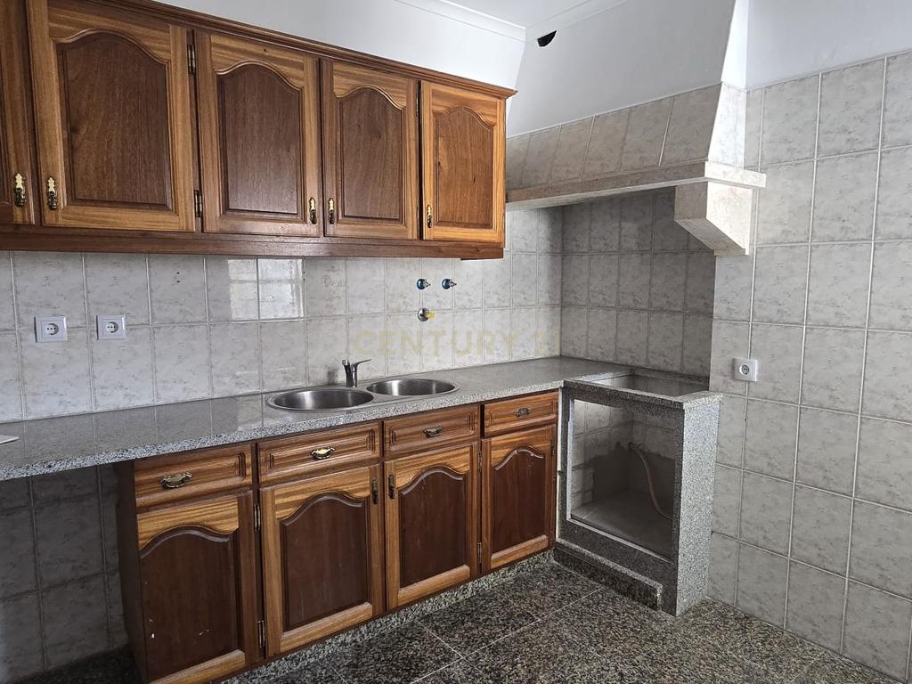 Moradia Renovada T2 em Magoito - Sintra com Terraço e Luz Natural - Image 7