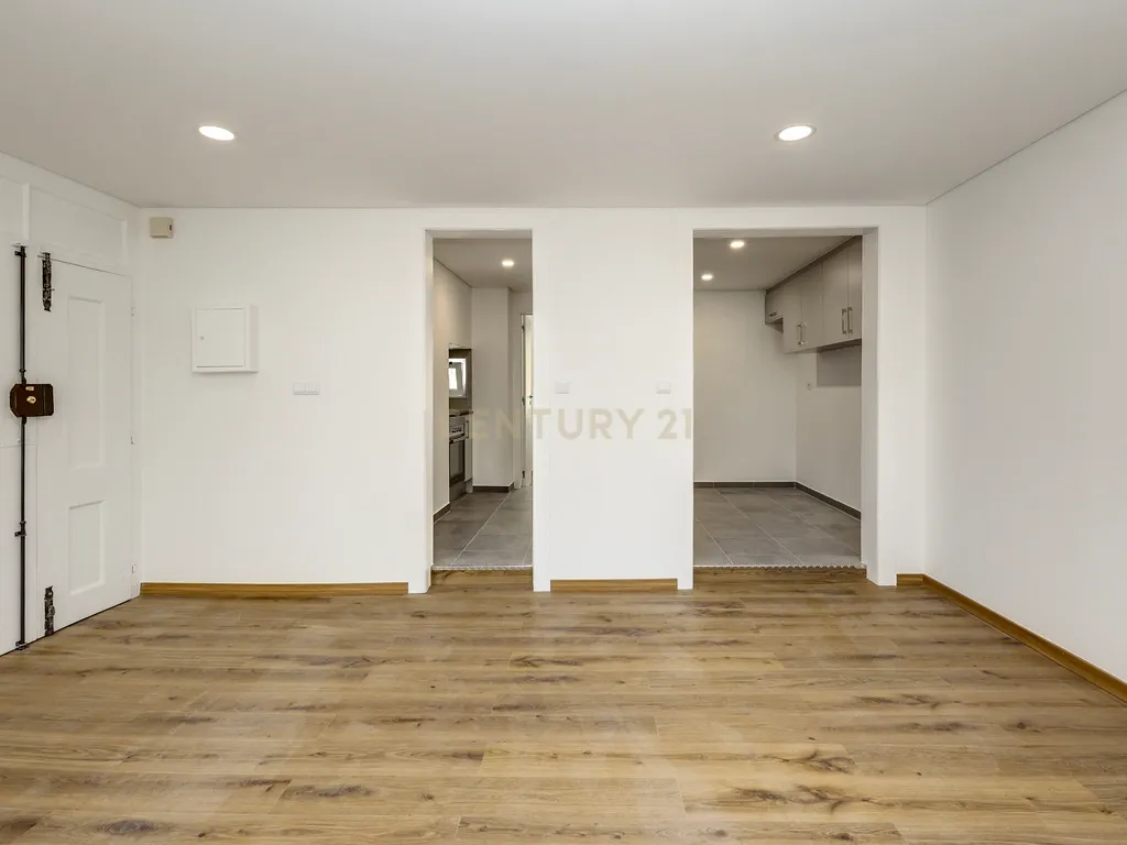Apartamento T1+1 totalmente remodelado, próximo da Assembleia da República - Image 8