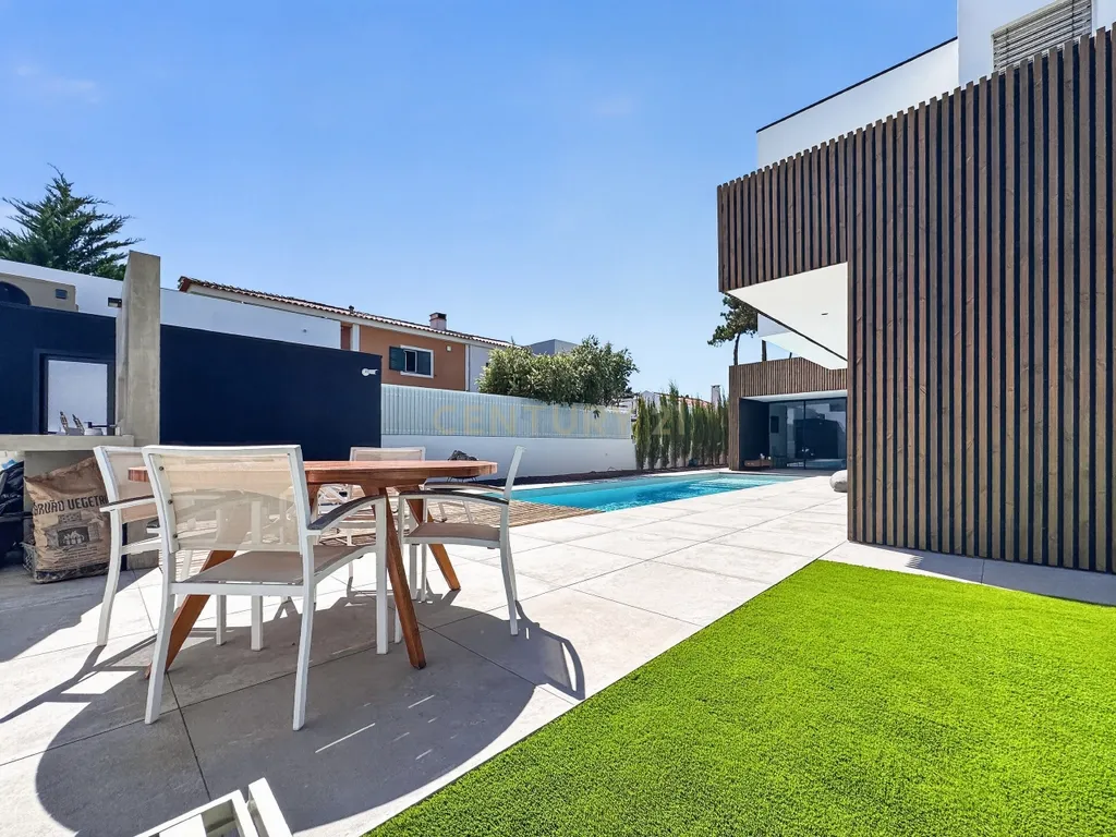 Moradia T3 de Excelência na Aroeira – Conforto, Elegância e Qualidade de Construção - Image 25