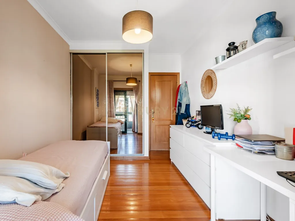 Apartamento T3 com Vista desafogada e parqueamento, no Feijó - Almada - Image 24