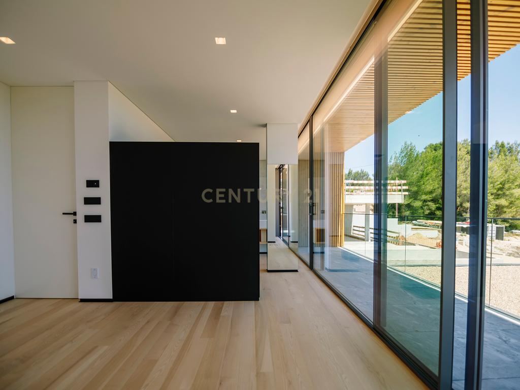 Moradia Nova com 4 quartos dentro de um condomínio fechado em Cascais, a apenas 5 minutos das praias de Cascais! - Image 7
