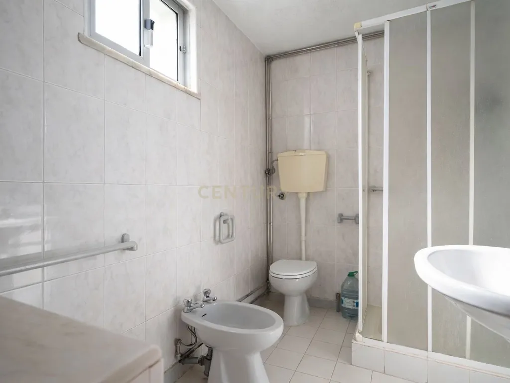 Excelente oportunidade de investimento no centro de São Martinho do Bispo, Coimbra. As referências C0289-01959 (moradia e terreno) e C0289-01957 (terreno) são vendidas em conjunto. - Image 30