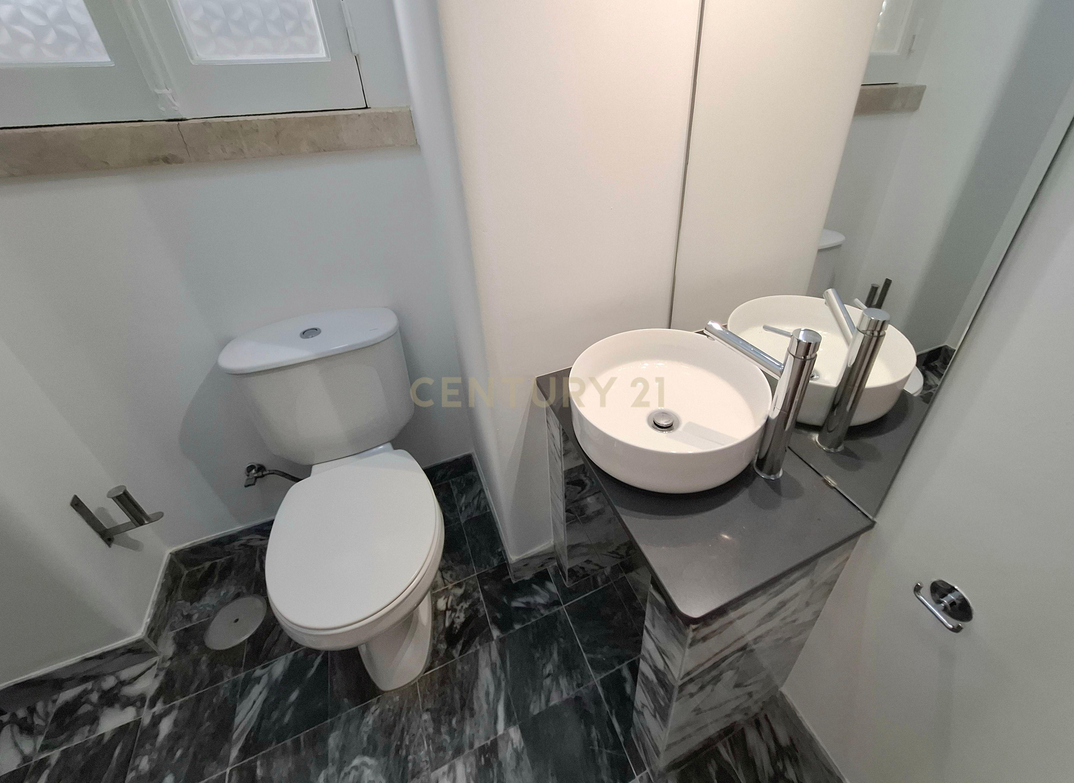 Apartamento T5 renovado e convertido em T4, com uma grande varanda tipo terraço na sala, em Alvalade - Image 29