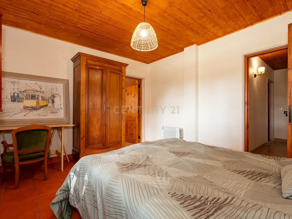 Fabulosa Quinta com lote de terreno de 22.381 m2, onde se encontra inserida uma moradia composta por dois pisos, com uma área bruta de 623 m2, uma área útil de 304 m2 e uma área bruta dependente de 319 m2, localizada em Santo Isidro de Pegões, na zona de Pegões, a pouca distância das belas praias de Setúbal. - Image 67