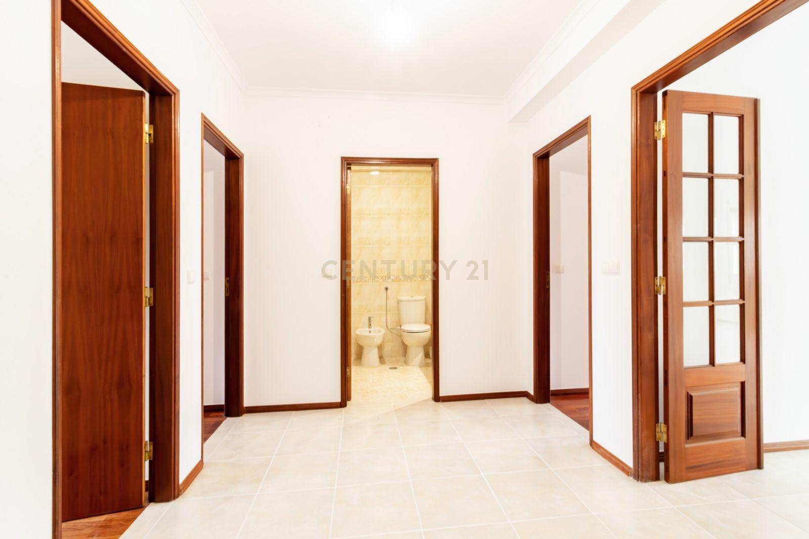 Apartamento T3 Totalmente Remodelado no Centro de Alcobaça - Image 3