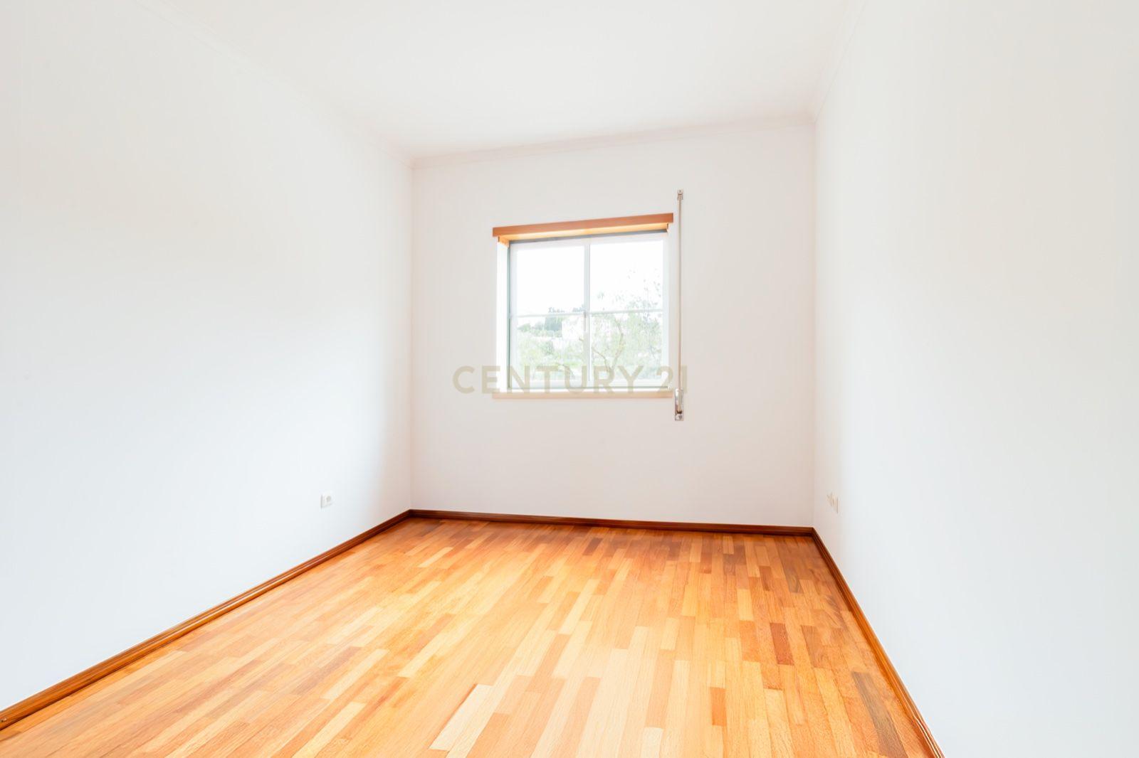 Apartamento T3 Totalmente Remodelado no Centro de Alcobaça - Image 5