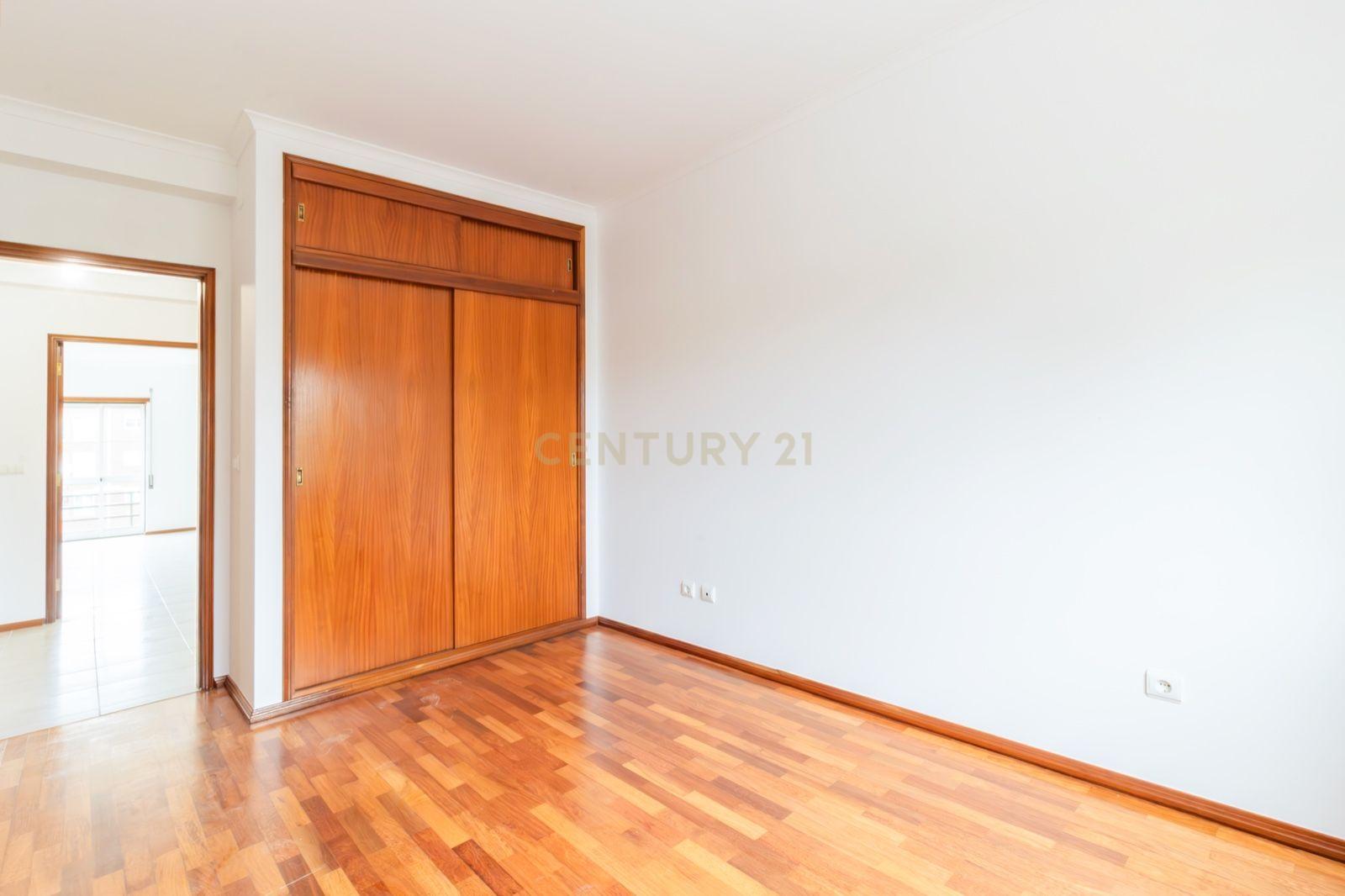 Apartamento T3 Totalmente Remodelado no Centro de Alcobaça - Image 8