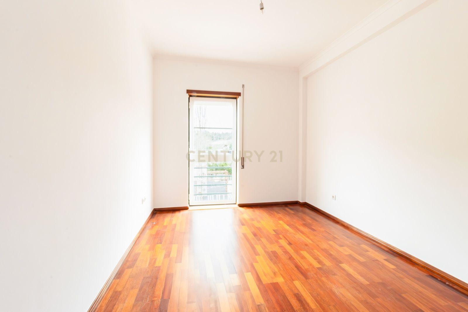 Apartamento T3 Totalmente Remodelado no Centro de Alcobaça - Image 7