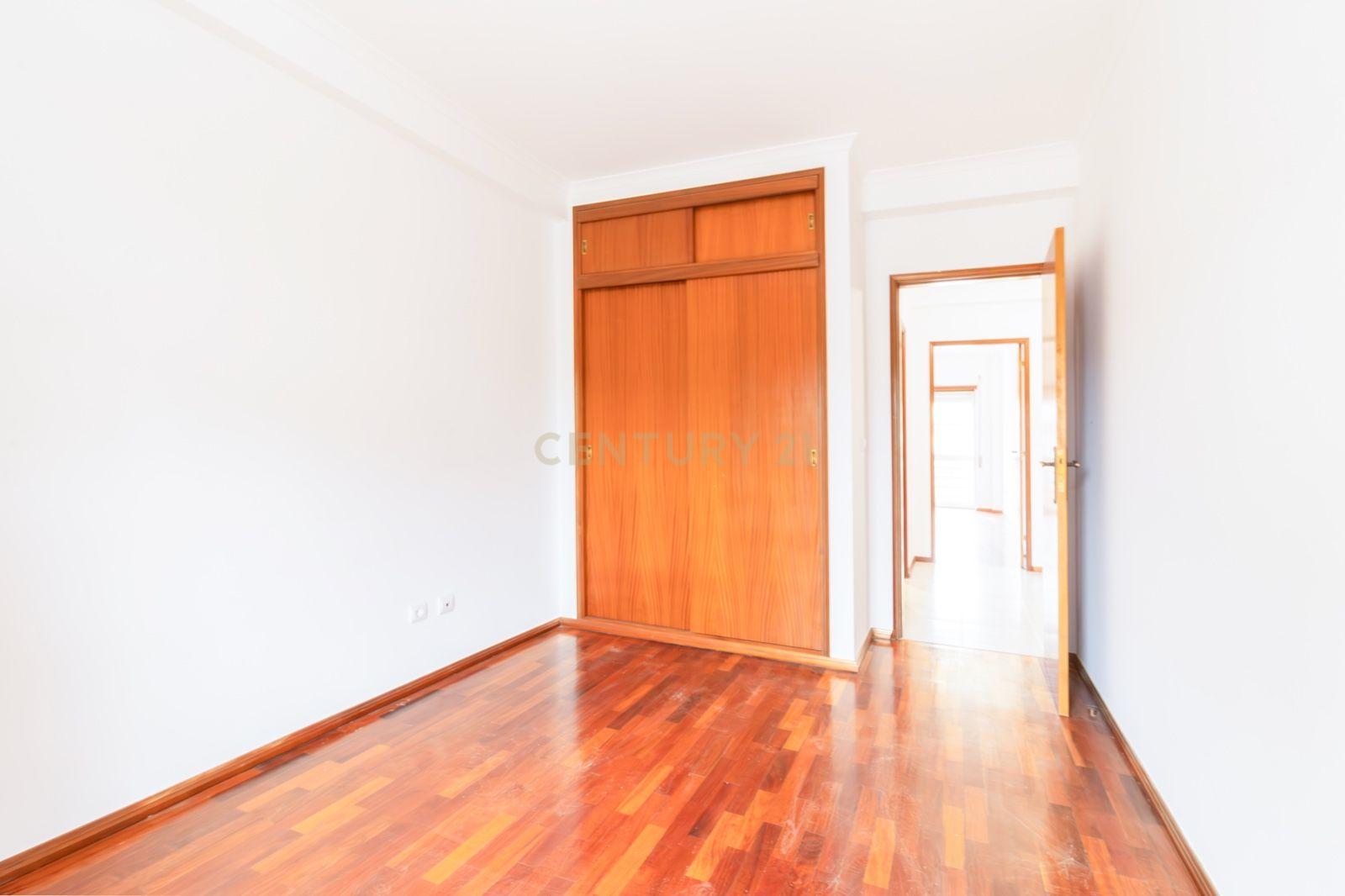 Apartamento T3 Totalmente Remodelado no Centro de Alcobaça - Image 6