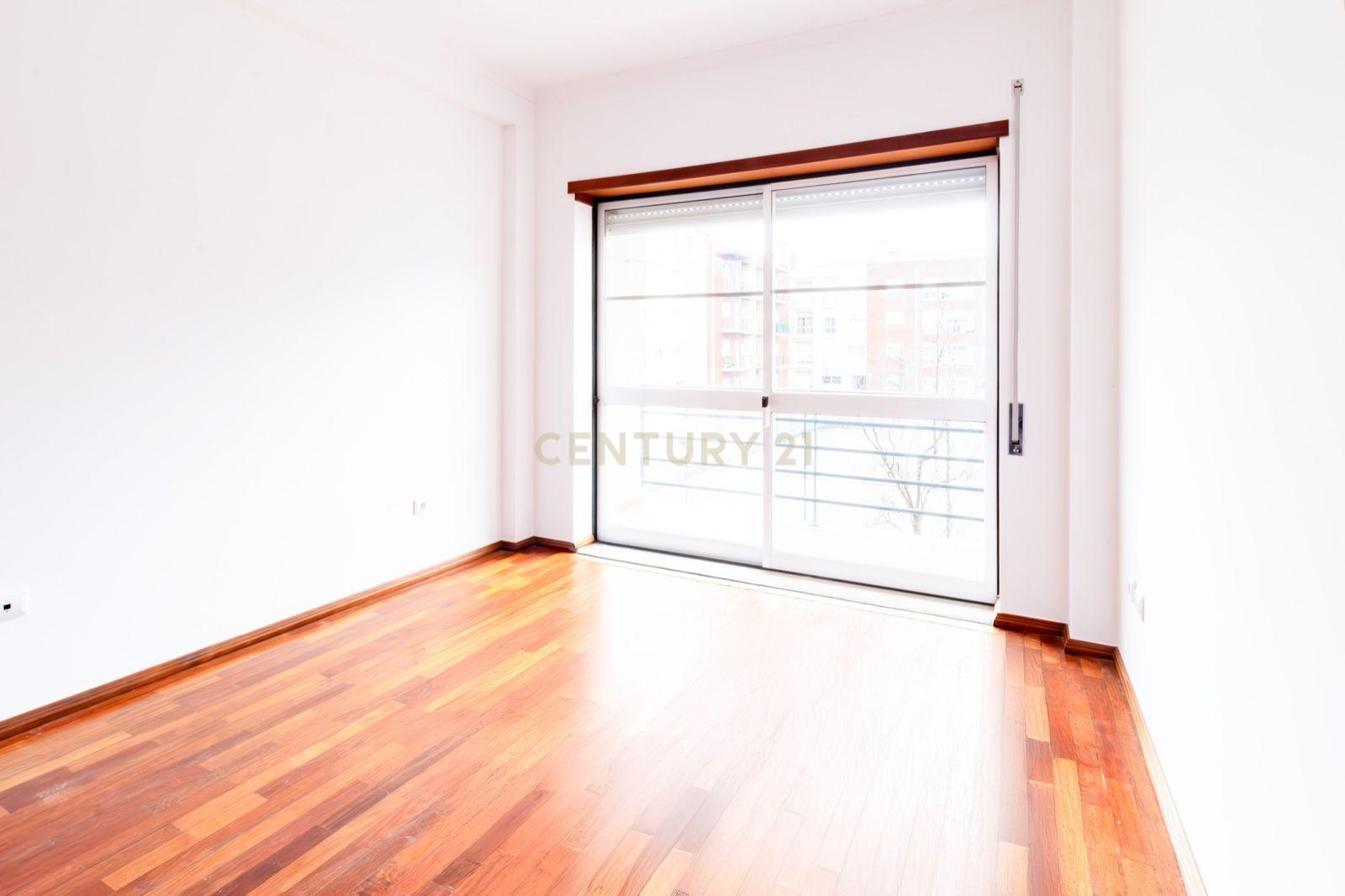 Apartamento T3 Totalmente Remodelado no Centro de Alcobaça - Image 10