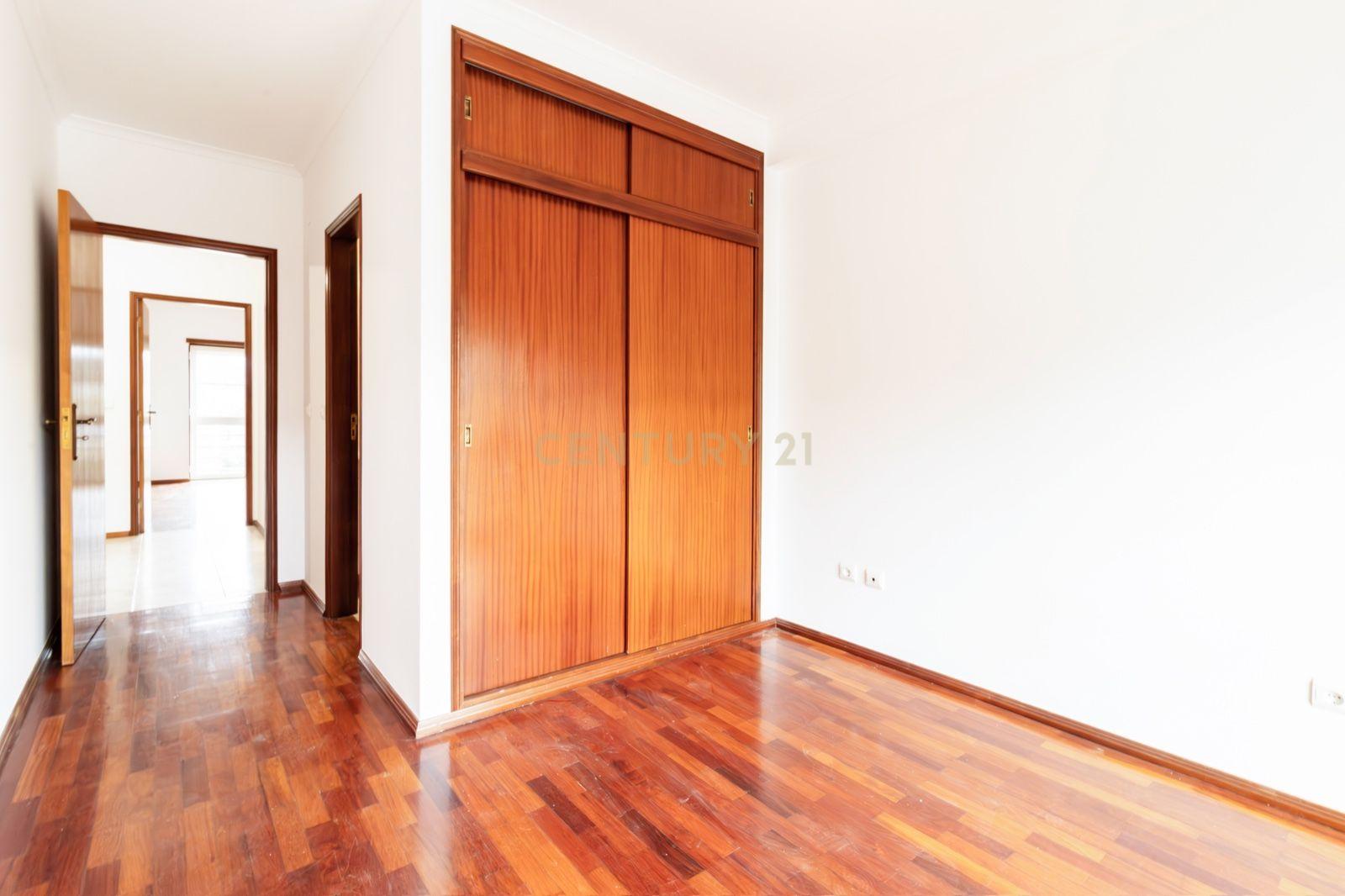 Apartamento T3 Totalmente Remodelado no Centro de Alcobaça - Image 9