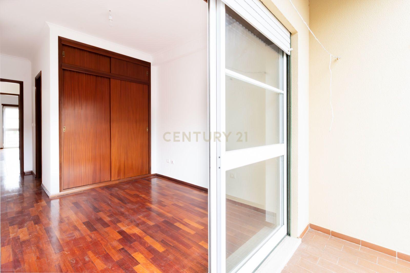 Apartamento T3 Totalmente Remodelado no Centro de Alcobaça - Image 4