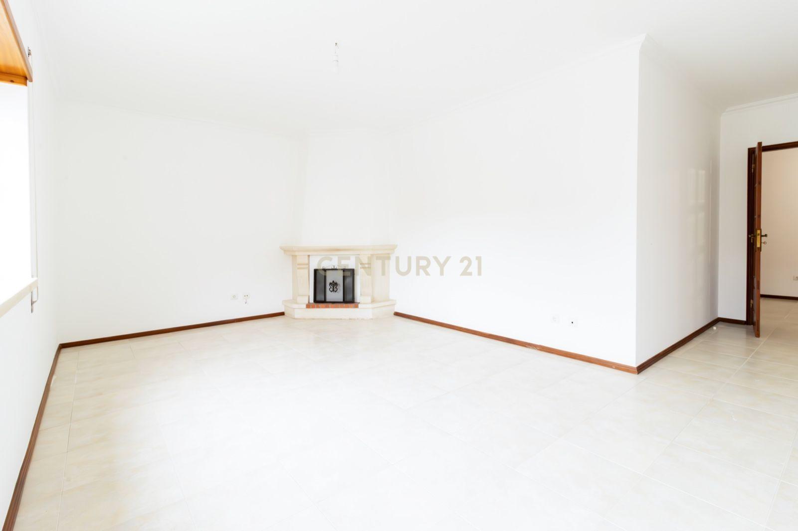 Apartamento T3 Totalmente Remodelado no Centro de Alcobaça - Image 14