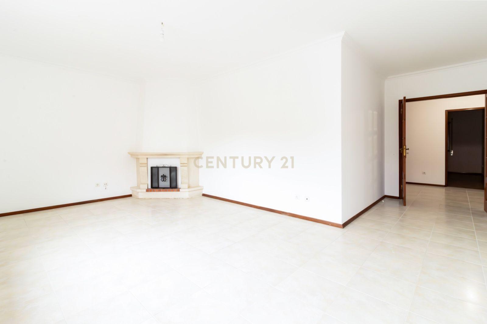 Apartamento T3 Totalmente Remodelado no Centro de Alcobaça - Image 11