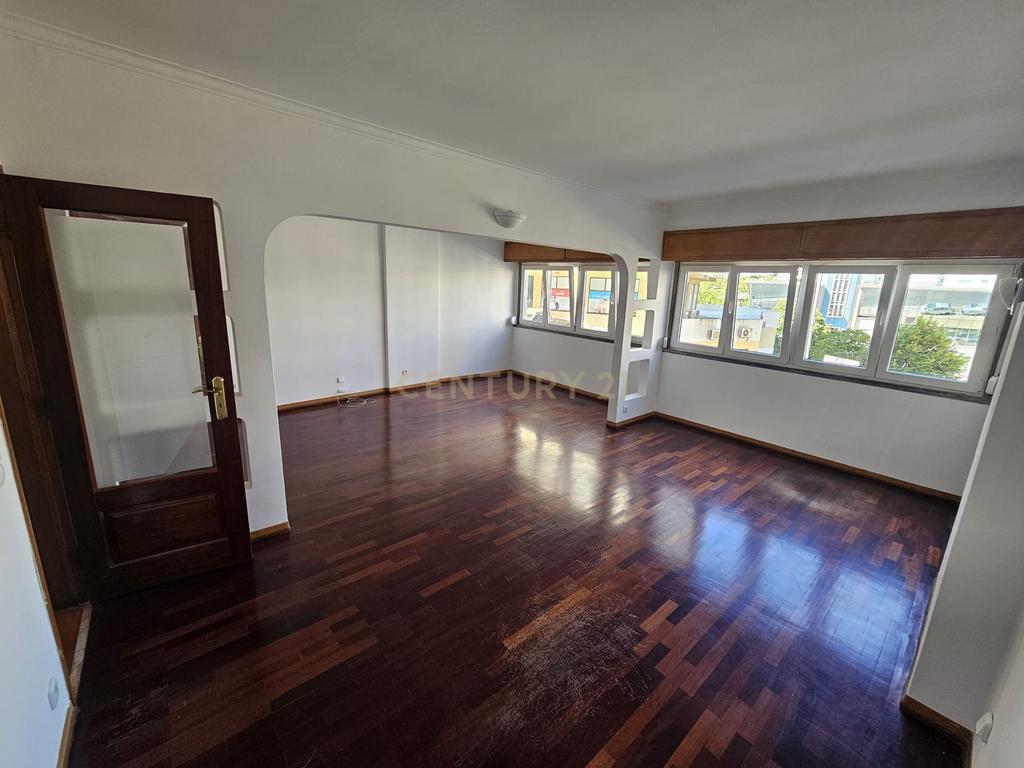APARTAMENTO PAÇO DE ARCOS - Image 1