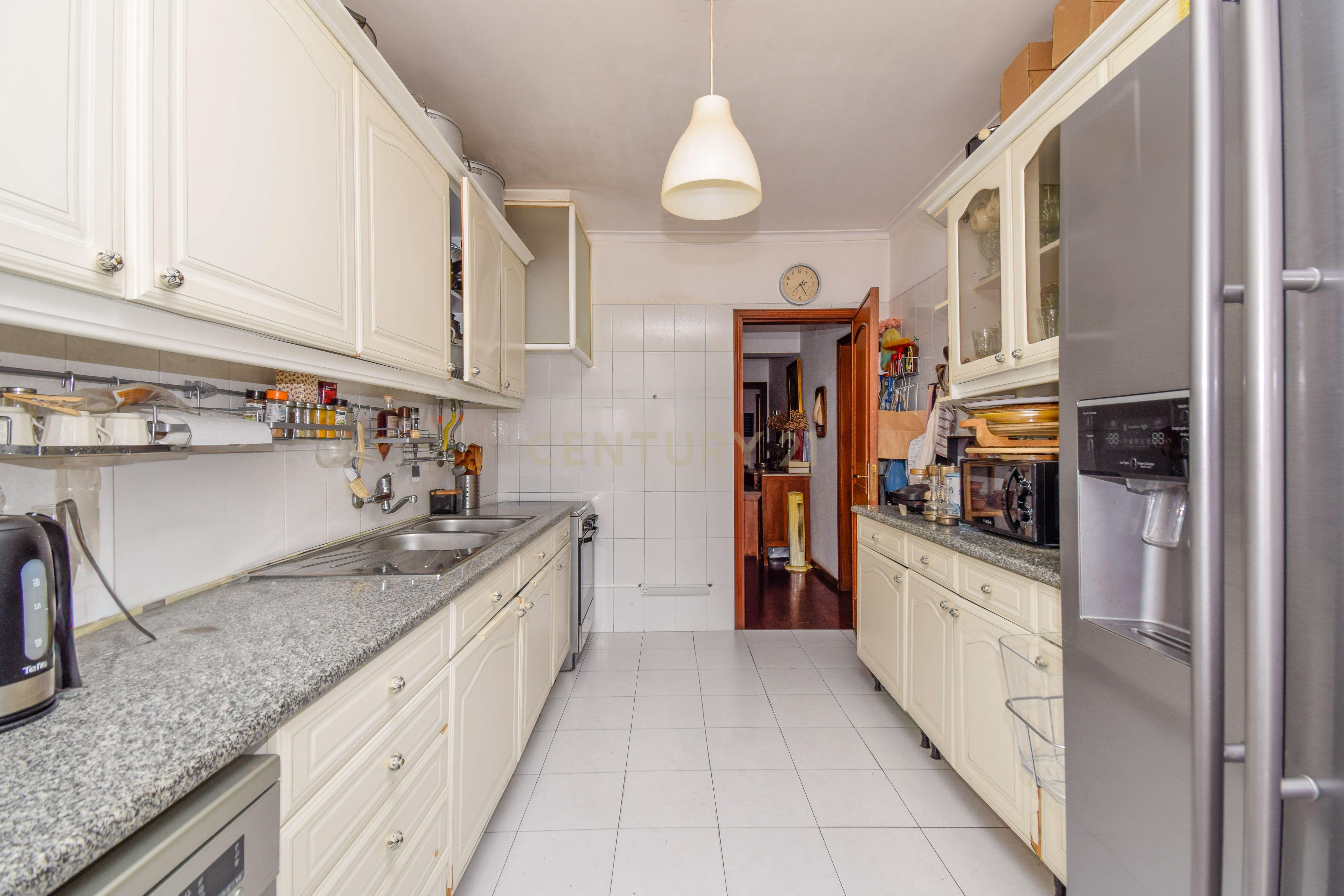 Apartamento T2 + 1 | Jardim e Estacionamento junto à Praia - Image 9