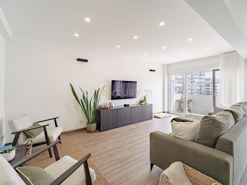 Apartamento T3 em Carnaxide, Lisboa - Image 1