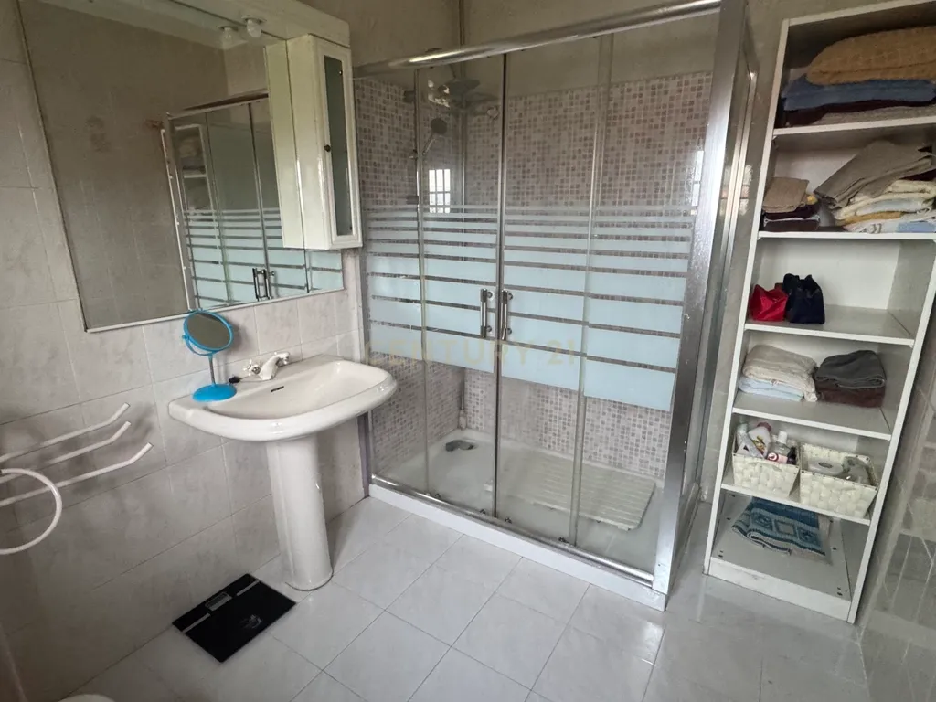 Espetacular Moradia T4 com Jardim e Vista Campestre em Alenquer - Image 21