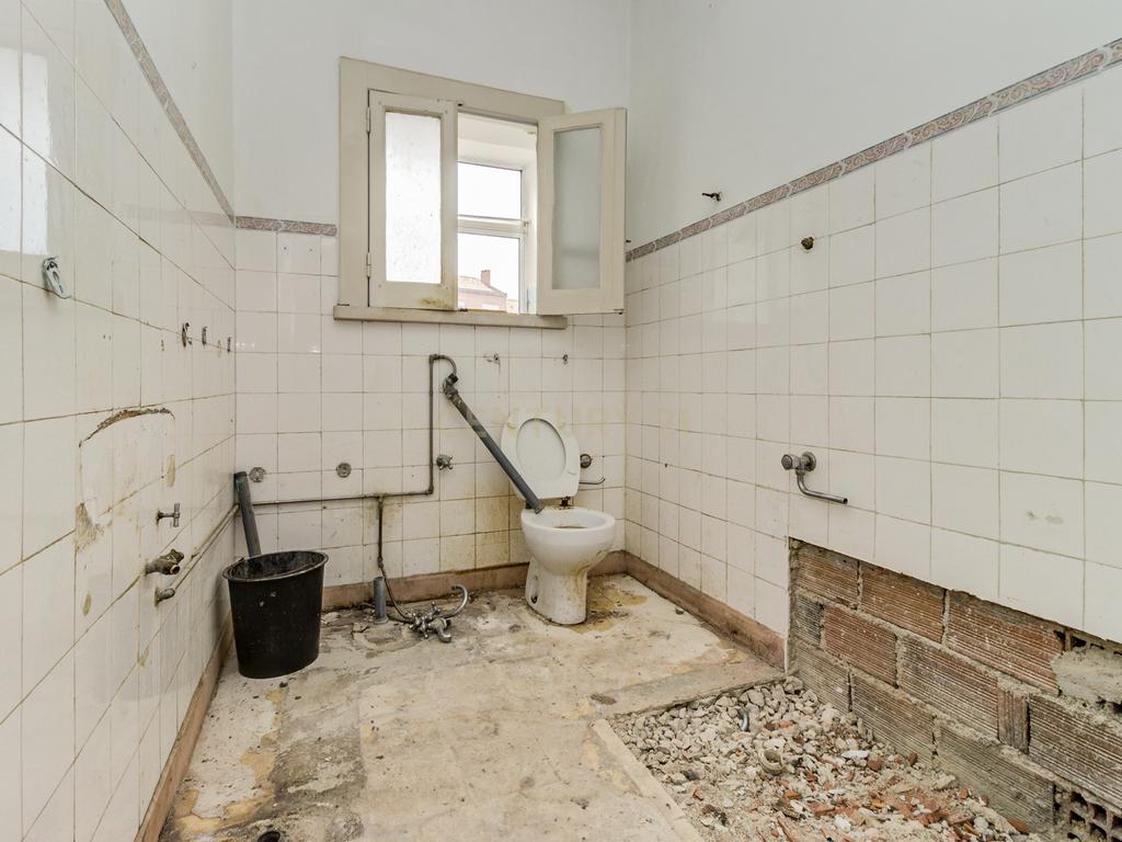 Apartamento T2 em Remodelação - Portela de Sintra - Image 18