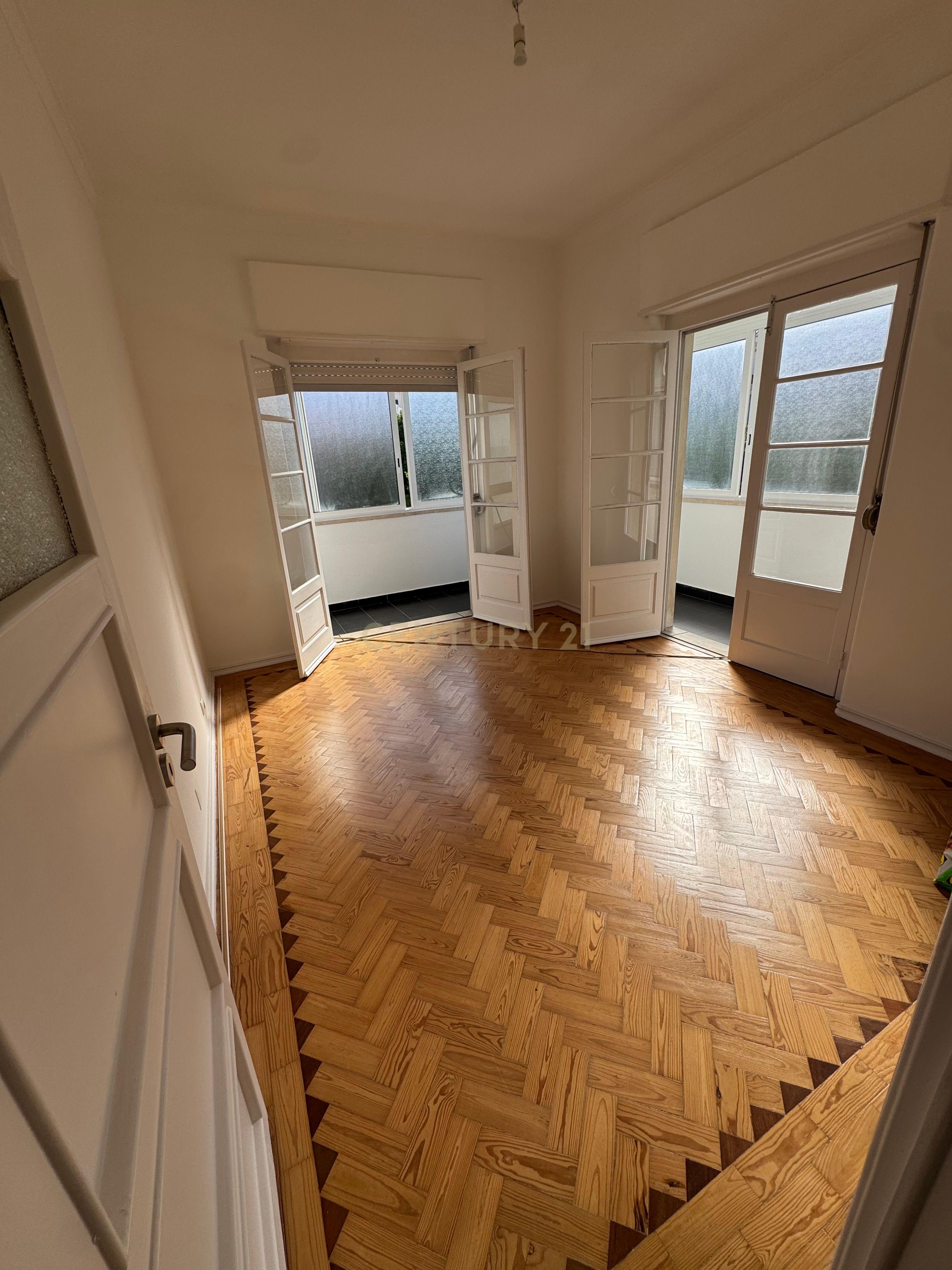 Fotografia 3 de Apartamento T1+1 Renovado em Águas Livres, Amadora