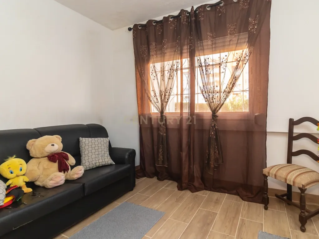 Apartamento T1 em Santo António da Charneca, Barreiro - Image 5