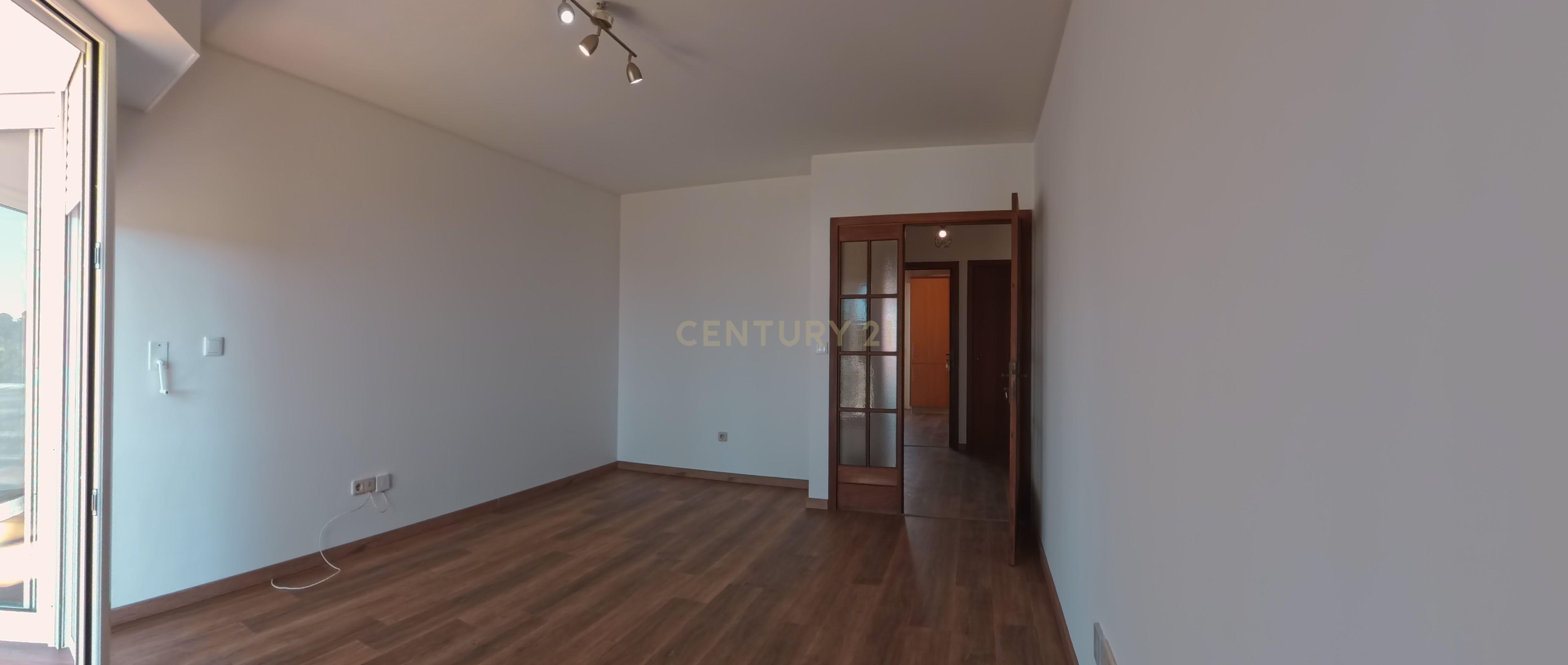 Fotografia 7 de T2 Renovado com Garagem Fechada e 2 Varandas — Palmeira de Faro, Esposende