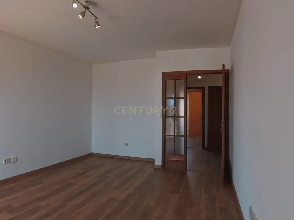 T2 Renovado com Garagem Fechada e 2 Varandas — Palmeira de Faro, Esposende - Image 7
