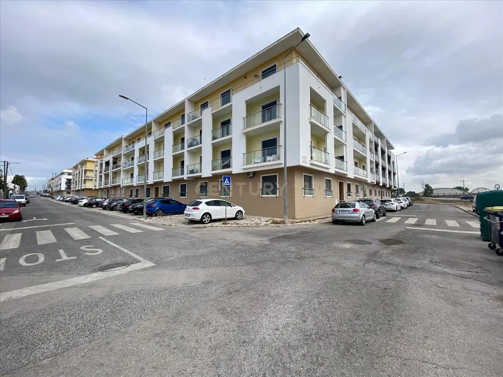 Apartamento T3 com Duas Varandas e Arrecadação, no Pinhal Novo - Image 38
