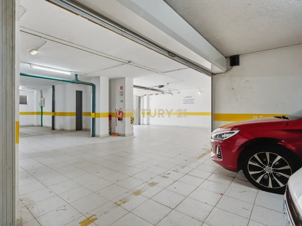 Elegante Apartamento T3 no Estoril com Box Fechada para 3 carros a poucos metros da praia - Image 35