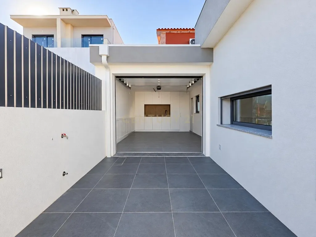Moradia T3 Isolada com Piscina e Garagem em Fernão Ferro - Image 37