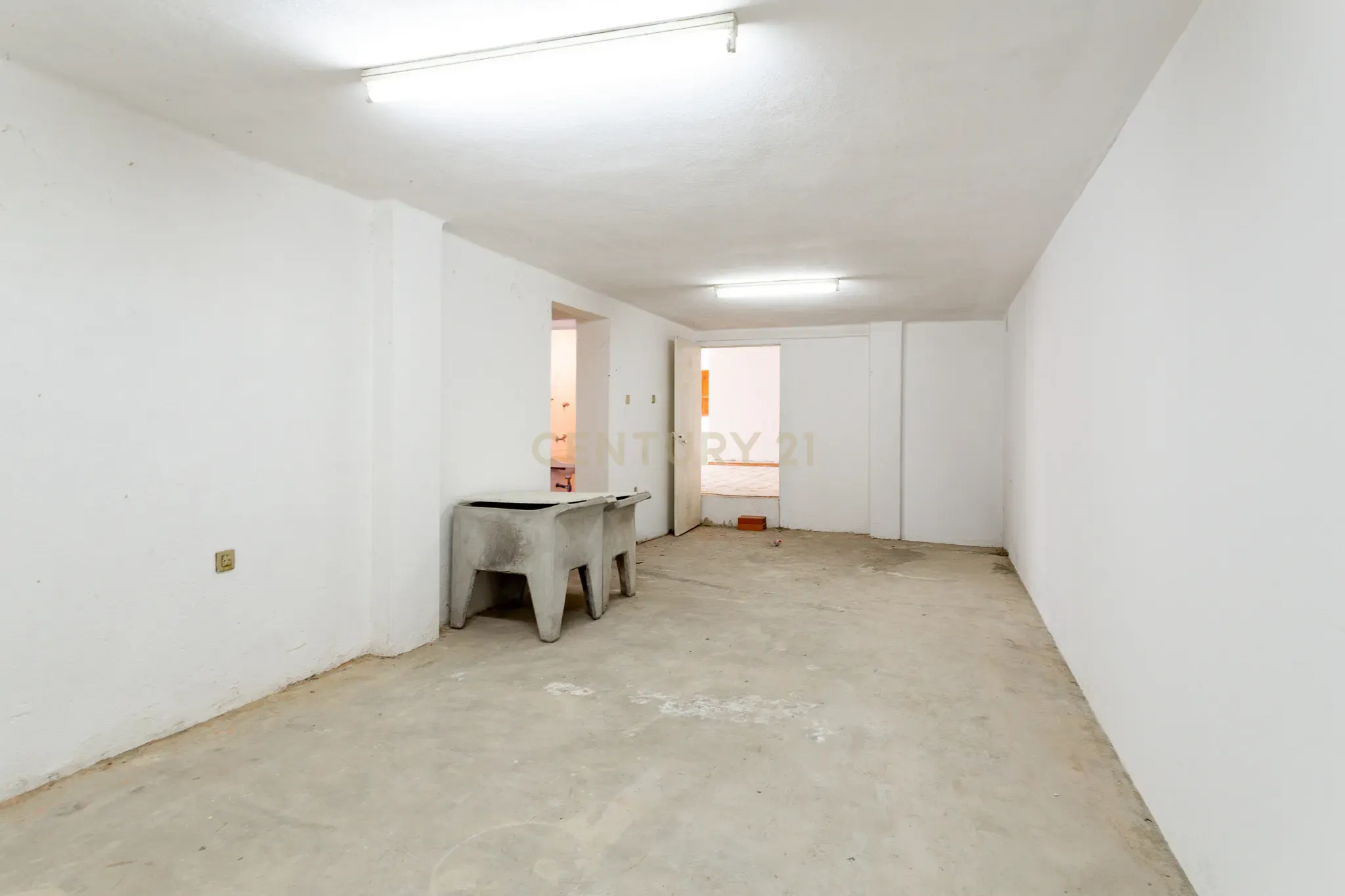 Fotografia 7 de Loja com 61 m² no Bairro do Miratejo – Catujal