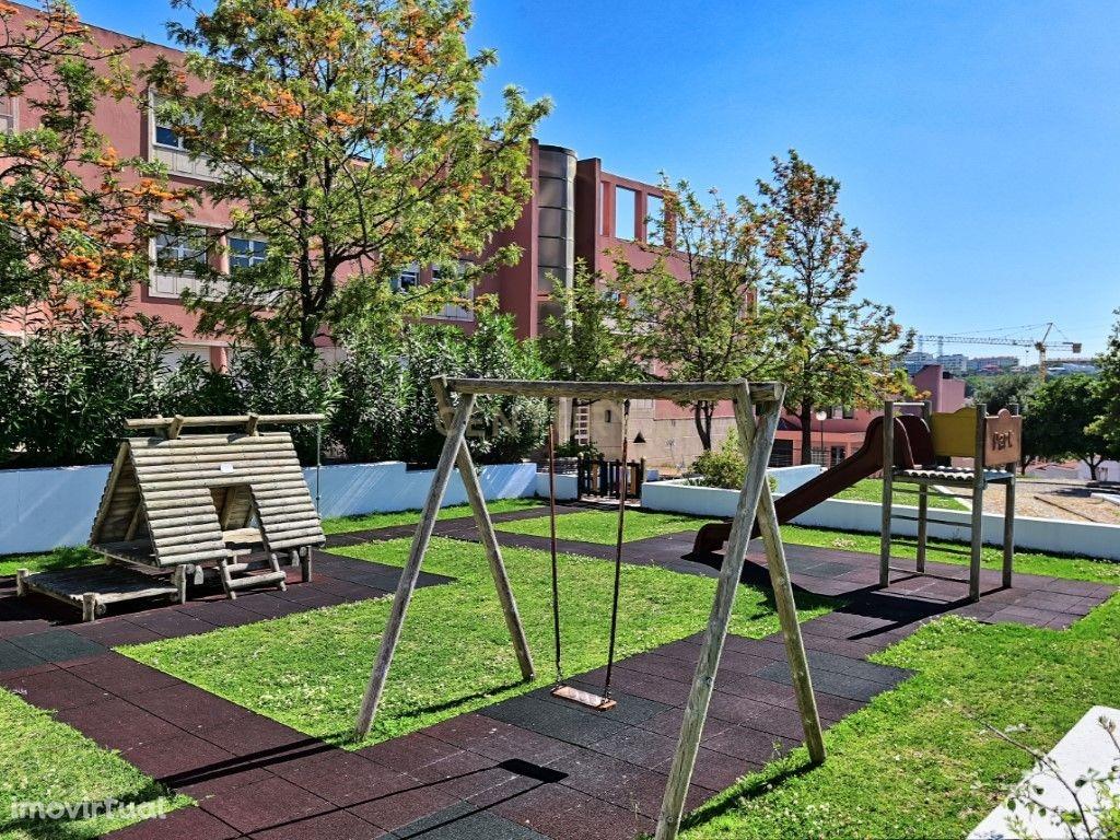 T3 Paço da Ameixoeira em condominio fechado|143m2 |Garagem para dois carros| Arrecadação|  Parque infantil |Segurança 24h|Piscina| Sauna| Ginásio|Court de ténis|Campo futebol. - Image 3