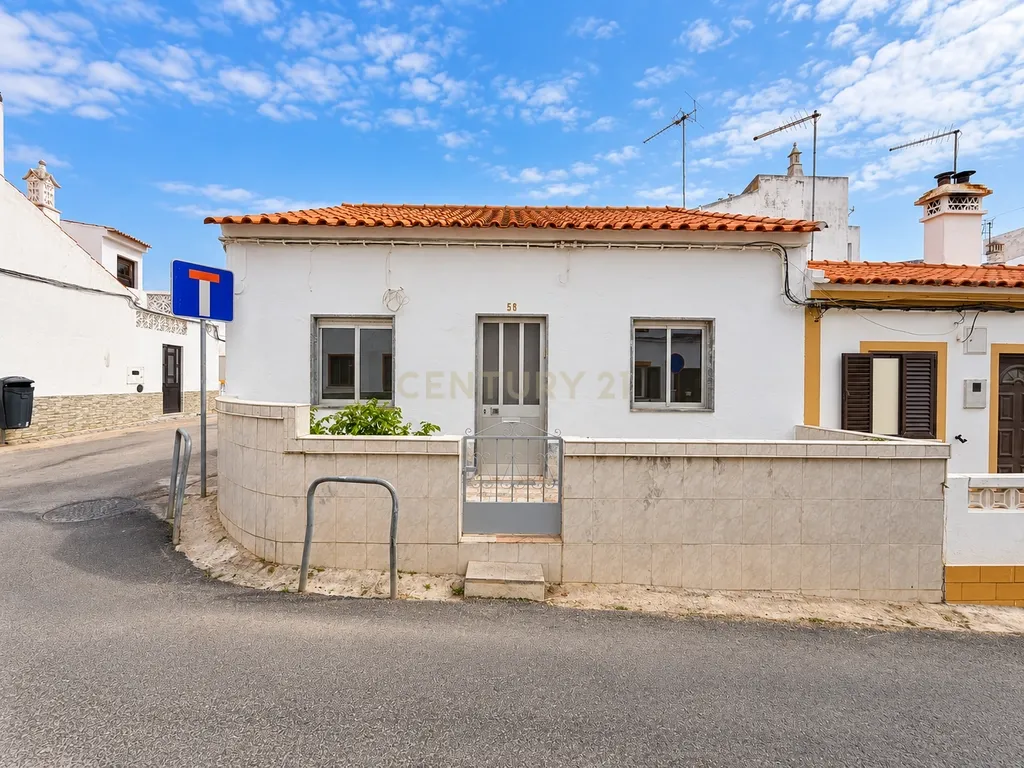 Uma casa com alma portuguesa, espaço exterior e Lagos mesmo ali ao lado. - Image 4