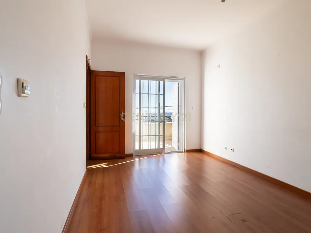 Moradia T4+1 | 368 m² | Garagem para 4 Viaturas | Casal do Bispo, Famões - Image 13