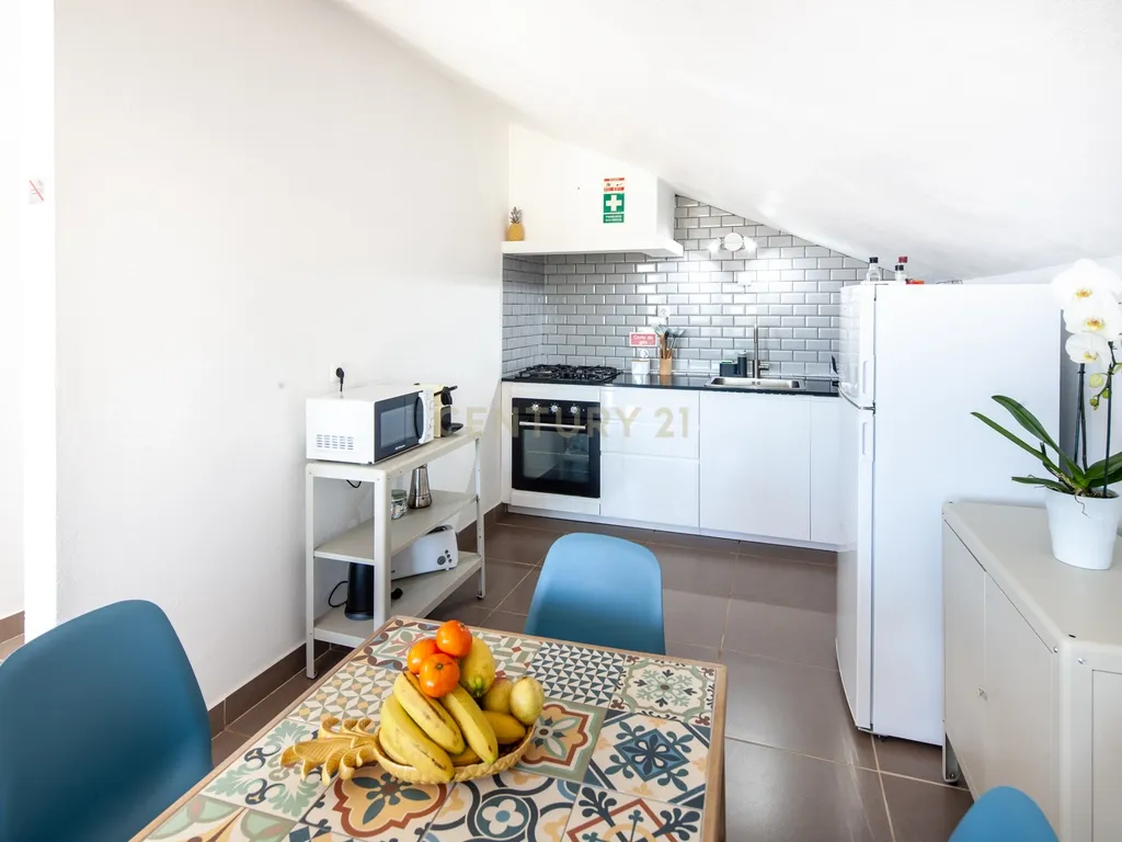 Moradia com quatro apartamentos independentes, três T2 e um T3 em Atouguia da Baleia. Ideal para famílias ou grupos, preparada para turismo ou para arrendamento de longa duração. - Image 18