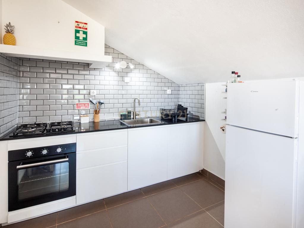 Moradia com quatro apartamentos independentes, três T2 e um T3 em Atouguia da Baleia. Ideal para famílias ou grupos, preparada para turismo ou para arrendamento de longa duração. - Image 4